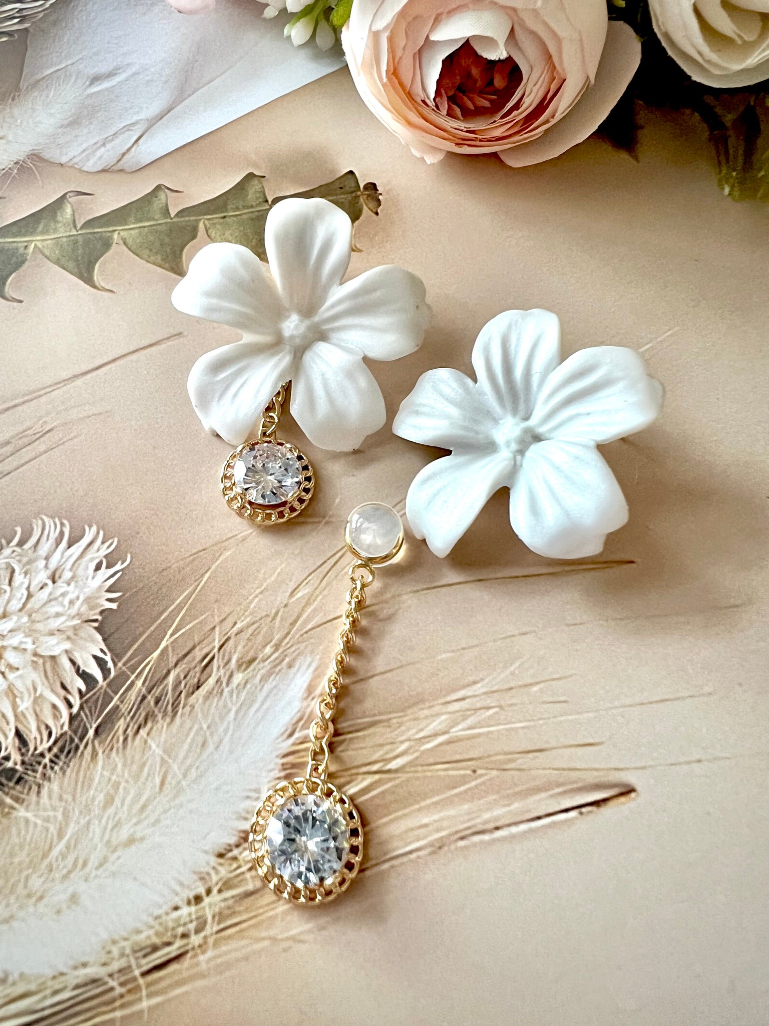 Beautiful White Flower Earrings SR_11792 – Selling Reselling